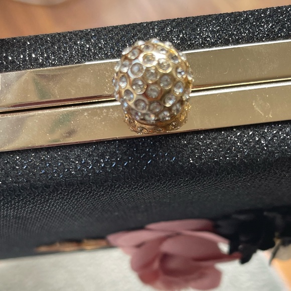 EUC BLACK SPARKLY HANDBAG WITH FLORAL ARRAY ON FRONT. Clasp has crystals. - Picture 6 of 8